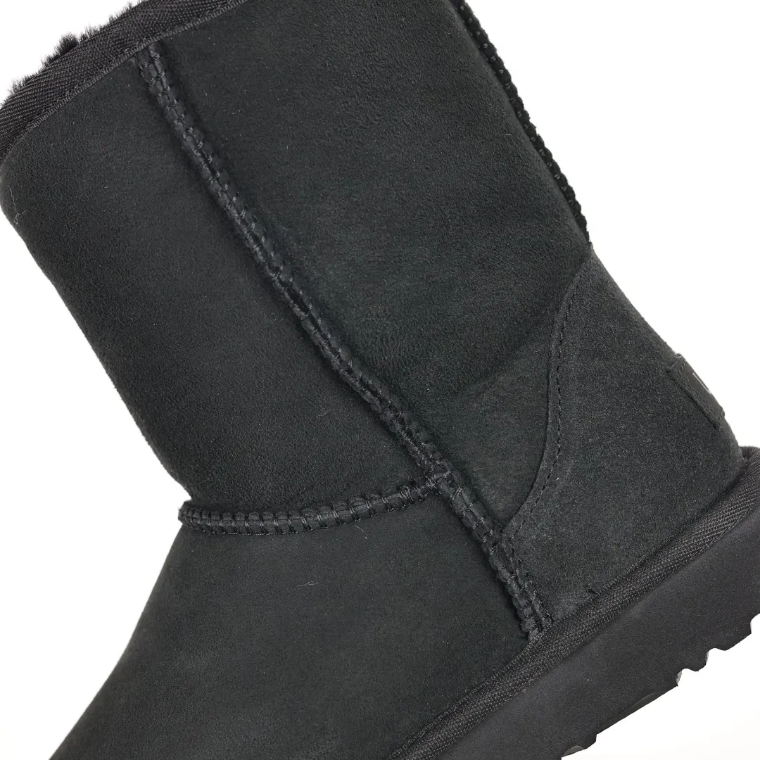 Pick up locally 💰600 Core recommended good price Cashmere insoles are a very suitable choice for keeping warm in winter and at home. In the new year, uug launched a series of styles, which are partially geared towards the preferences of young consumers and have also moved to the forefront of fashion trends. Shoe body material Water-repellent coated suede upper 17mm UGGPURE™ implanted wool insole Lightweight non-slip comfortable rubber outsole With brand LOGO Trademark Comes with a full set of packaging Size: 35 36 37 38 39 40